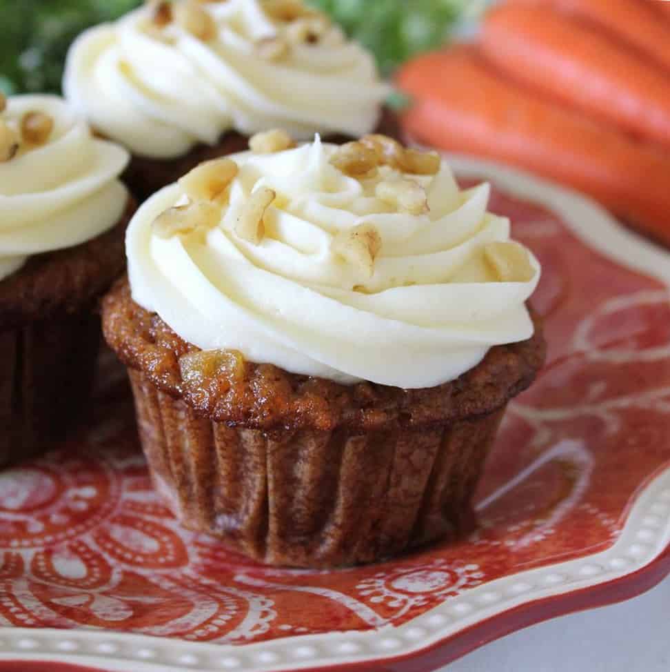 Karotten Cupcakes mit weißem Schokoladen-Frischkäse-Eisglasur mit Karamell Aroma Rezept